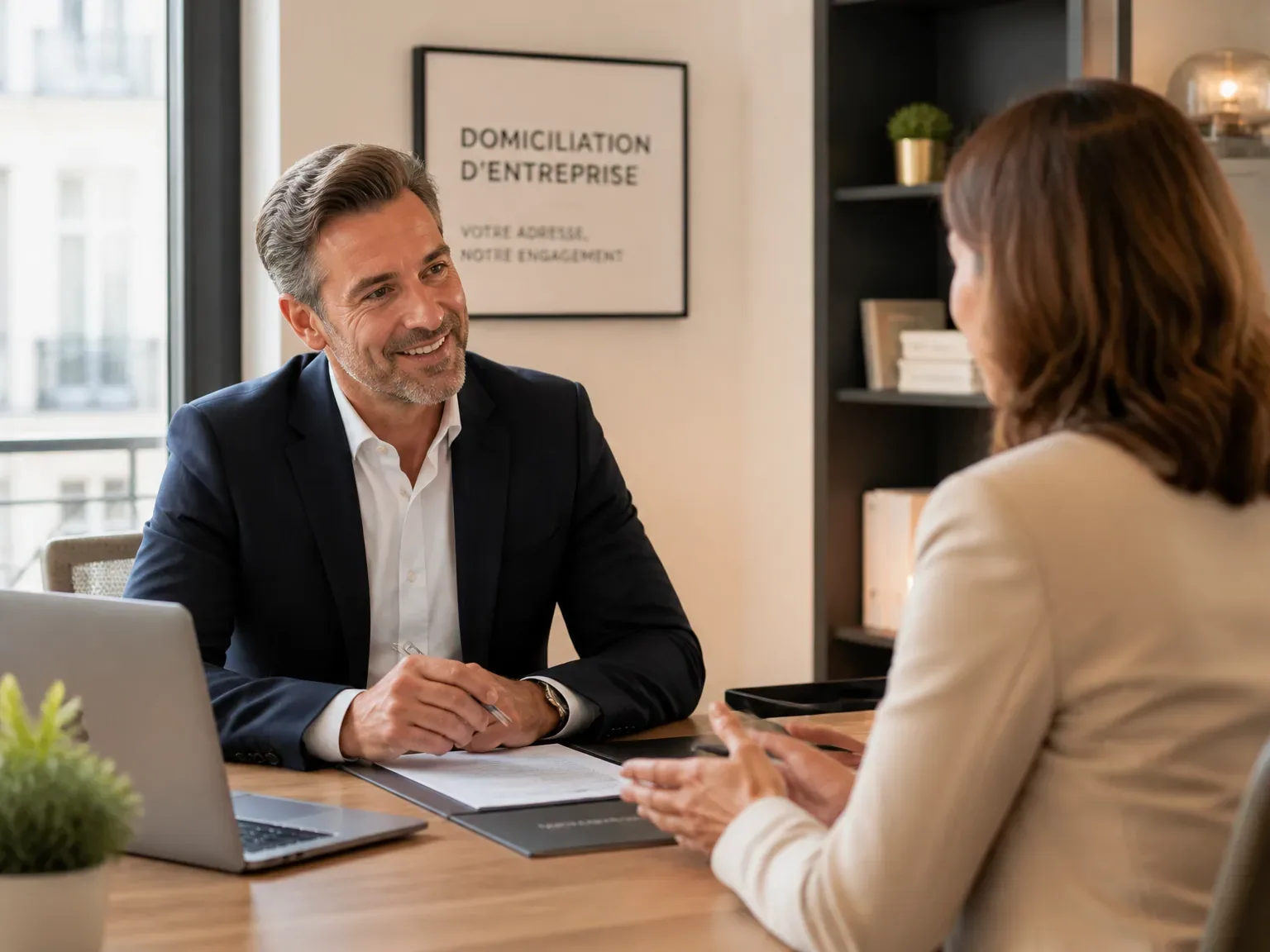 Client souriant en discussion avec le conseiller dans un bureau lumineux