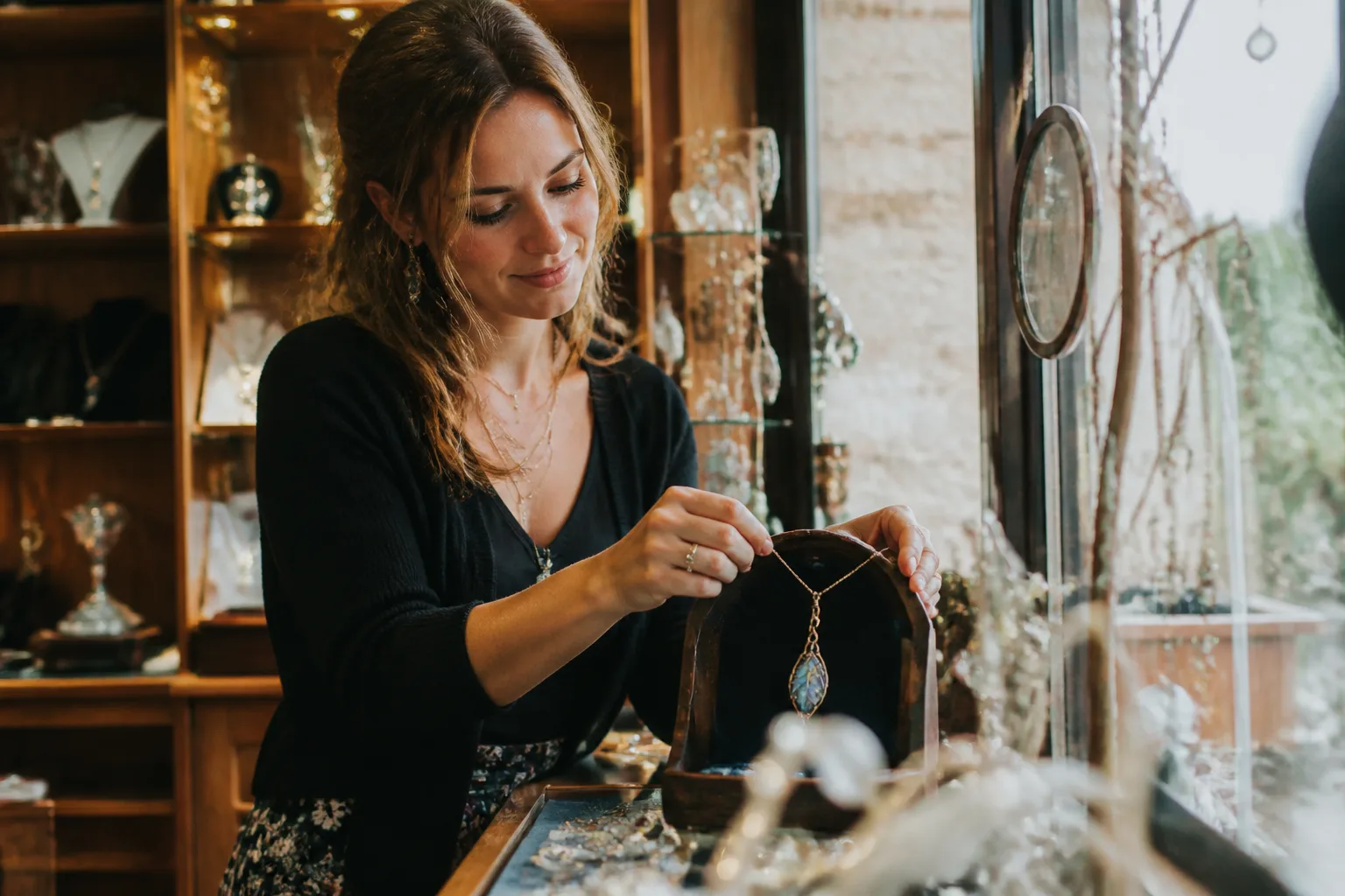 Vendeuse en bijouterie en intérieur Breton authentique