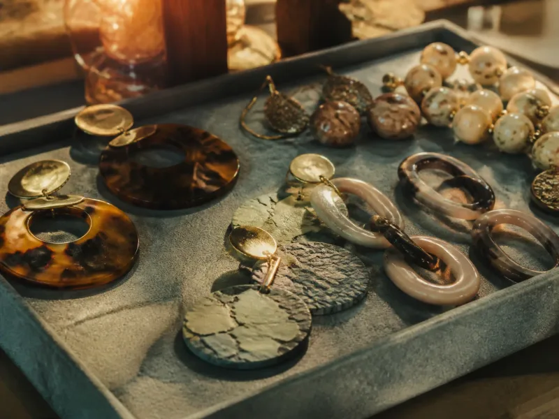 Plan rapproché sur une sélection de bijoux artisanaux sur un plateau velours