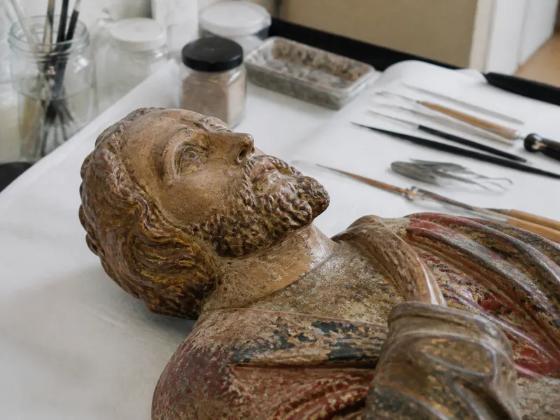 Matrice d’outils et relique protégée dans l’atelier de conservation