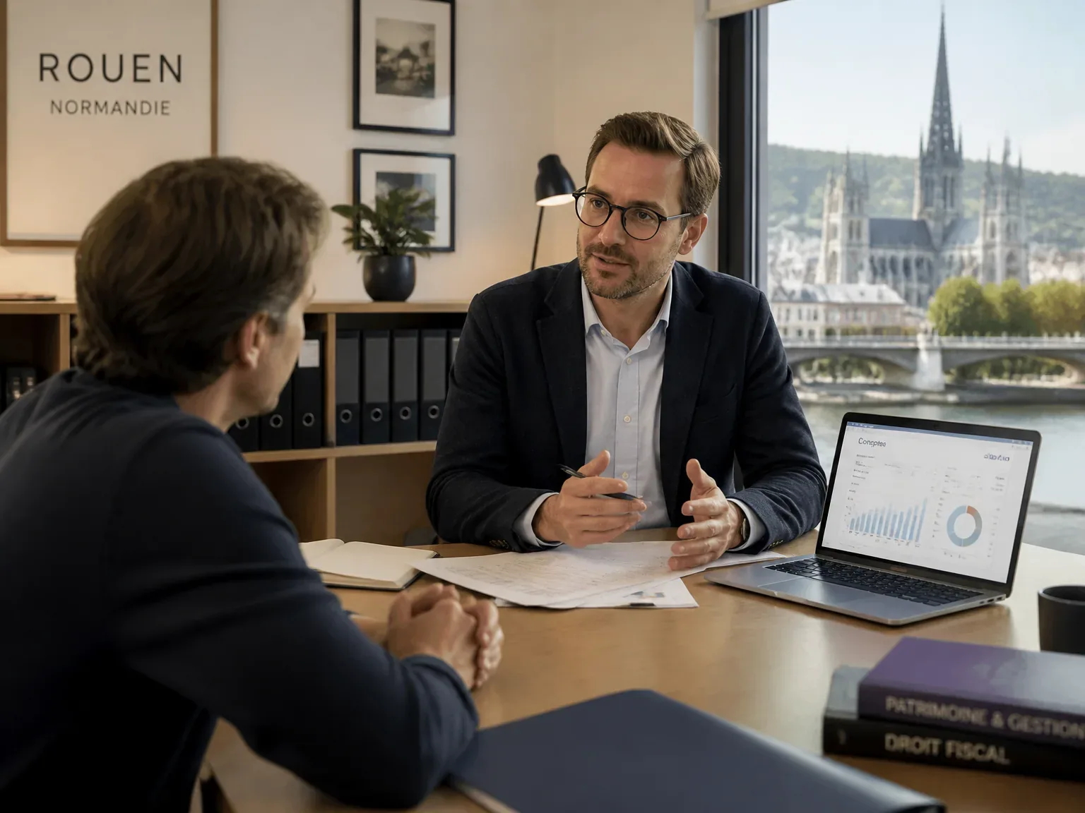 Consultation comptable dans bureau moderne à Rouen, client écoutant, expert en lumière naturelle.