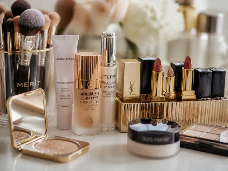 Plan rapproché sur produits de maquillage soirée sur une vanité élégante