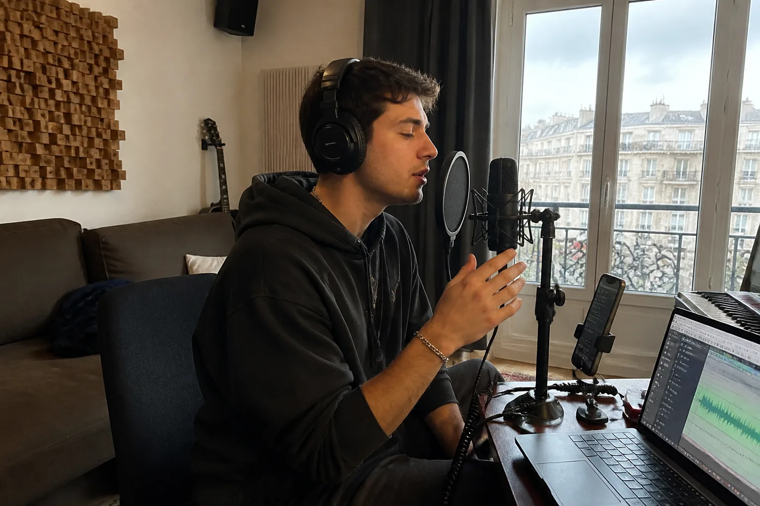 Scène d’enregistrement vocal dans une pièce à Boulogne-Billancourt.