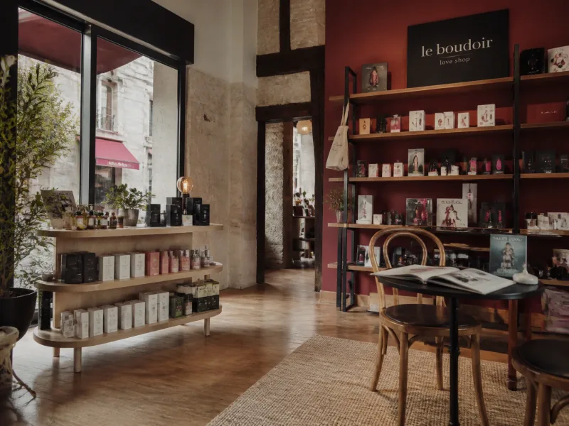 Ambiance intérieure de la boutique à Caen, éclairage naturel