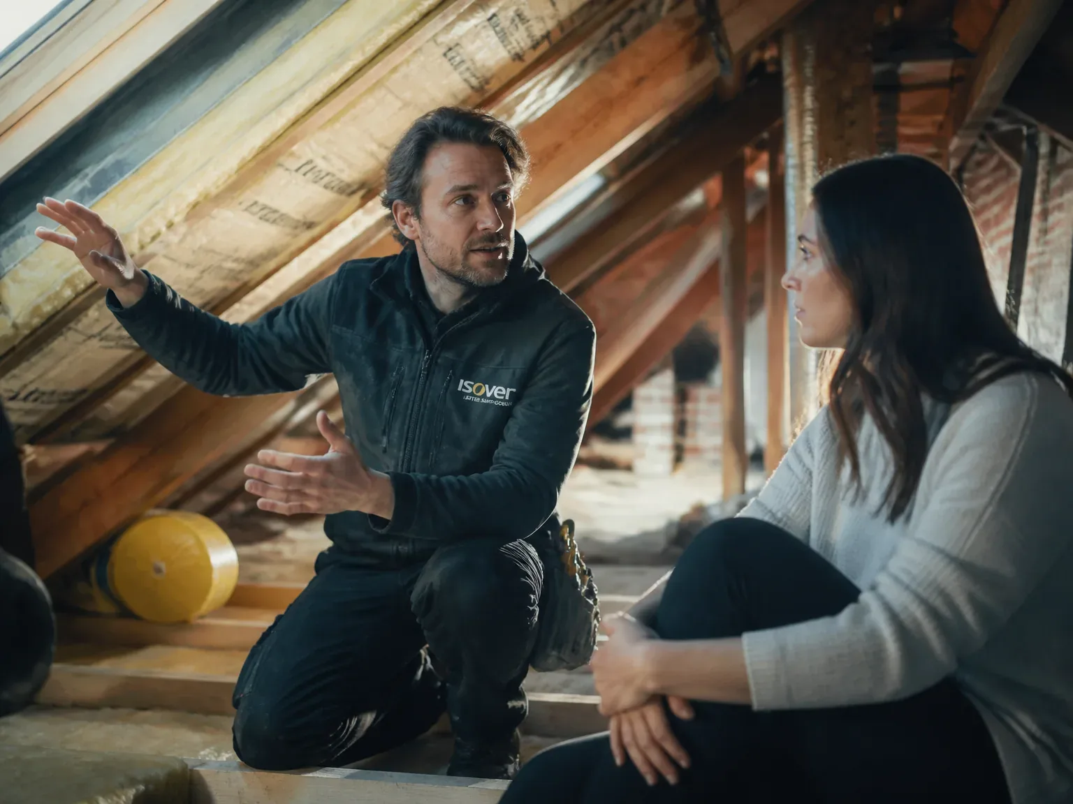 Intervenant technique en présentation de l’isolation des combles à Mondeville, ambience lumineuse et professionnelle