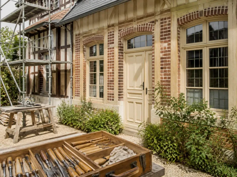 Ambiance d’un chantier de toiture à Mondeville avec échafaudage et outils rangés
