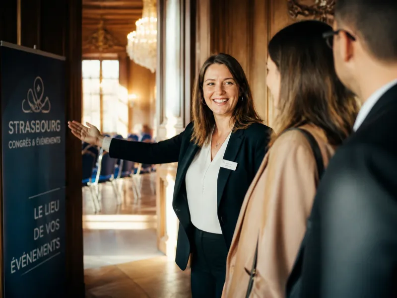 Hôte d’événement accueillant des invités à Strasbourg